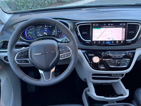 Used 2024 Chrysler Pacifica Limited FWD image 11