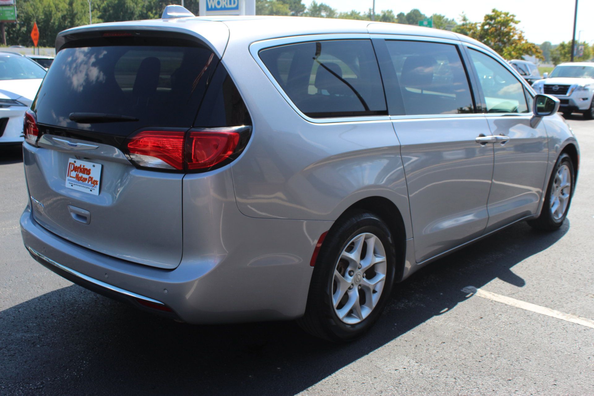 Used 2019 Chrysler Pacifica Touring Plus w/ Tire & Wheel Group FWD image 6