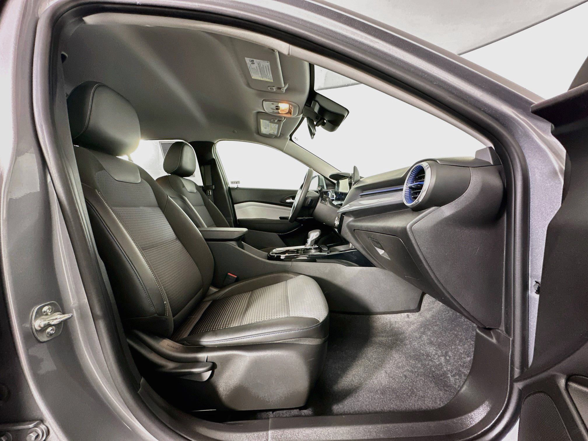 Used 2025 Chevrolet Trax LT FWD image 29