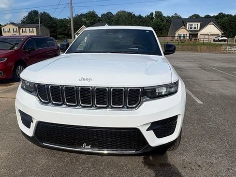 Used 2024 Jeep Grand Cherokee Laredo X w/ Luxury Tech Group I RWD image 3