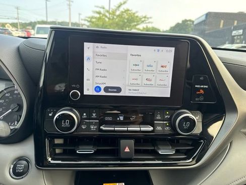 Used 2023 Toyota Highlander XLE AWD/4WD image 29