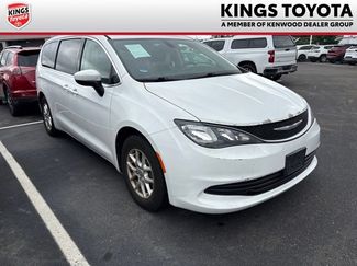 Used 2017 Chrysler Pacifica Touring FWD video 1