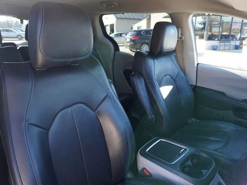 Used 2021 Chrysler Pacifica Touring-L image 30