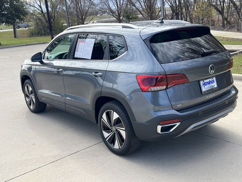 Certified 2024 Volkswagen Taos SE w/ Panoramic Sunroof Package image 8