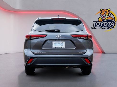 Used 2022 Toyota Highlander XLE image 6