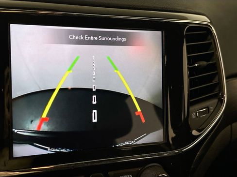 Used 2022 Jeep Grand Cherokee Laredo X image 12