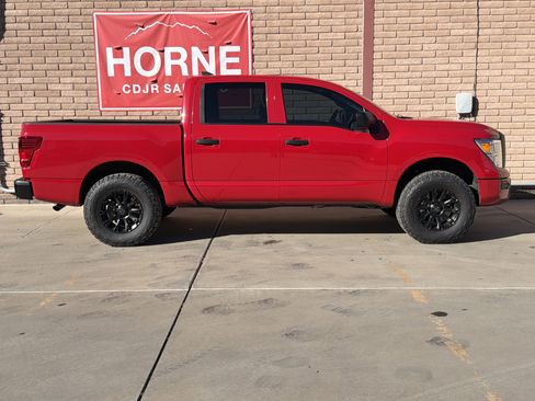 Used 2023 Nissan Titan S image 7