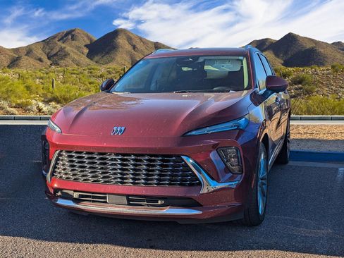 Used 2024 Buick Envision Avenir image 2