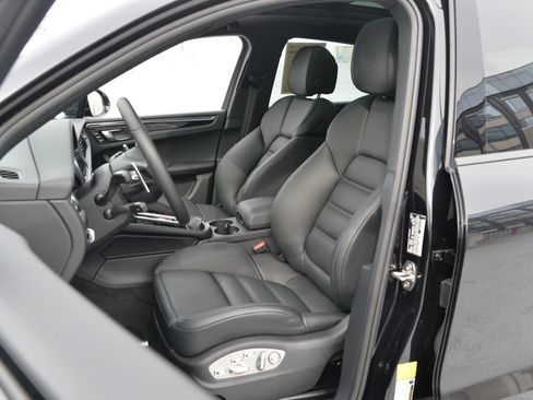 Certified 2026 Porsche Macan AWD/4WD image 13