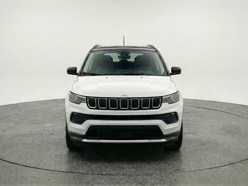 Used 2025 Jeep Compass Latitude AWD/4WD image 2
