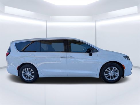 New 2026 Chrysler Pacifica Select image 2