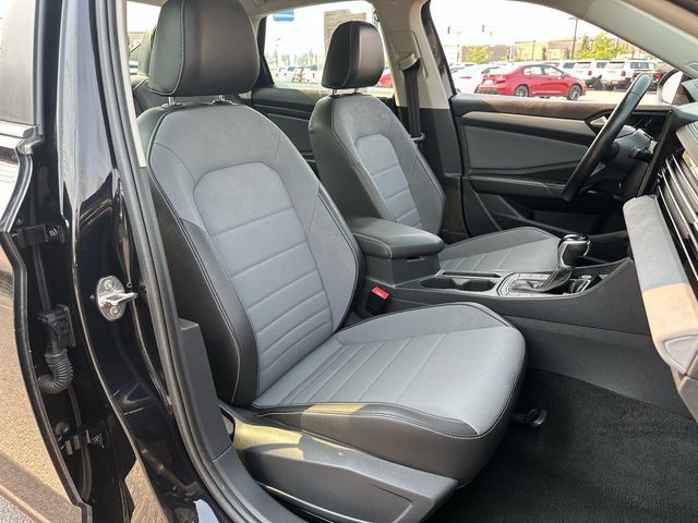 Used 2025 Volkswagen Jetta SE FWD image 11