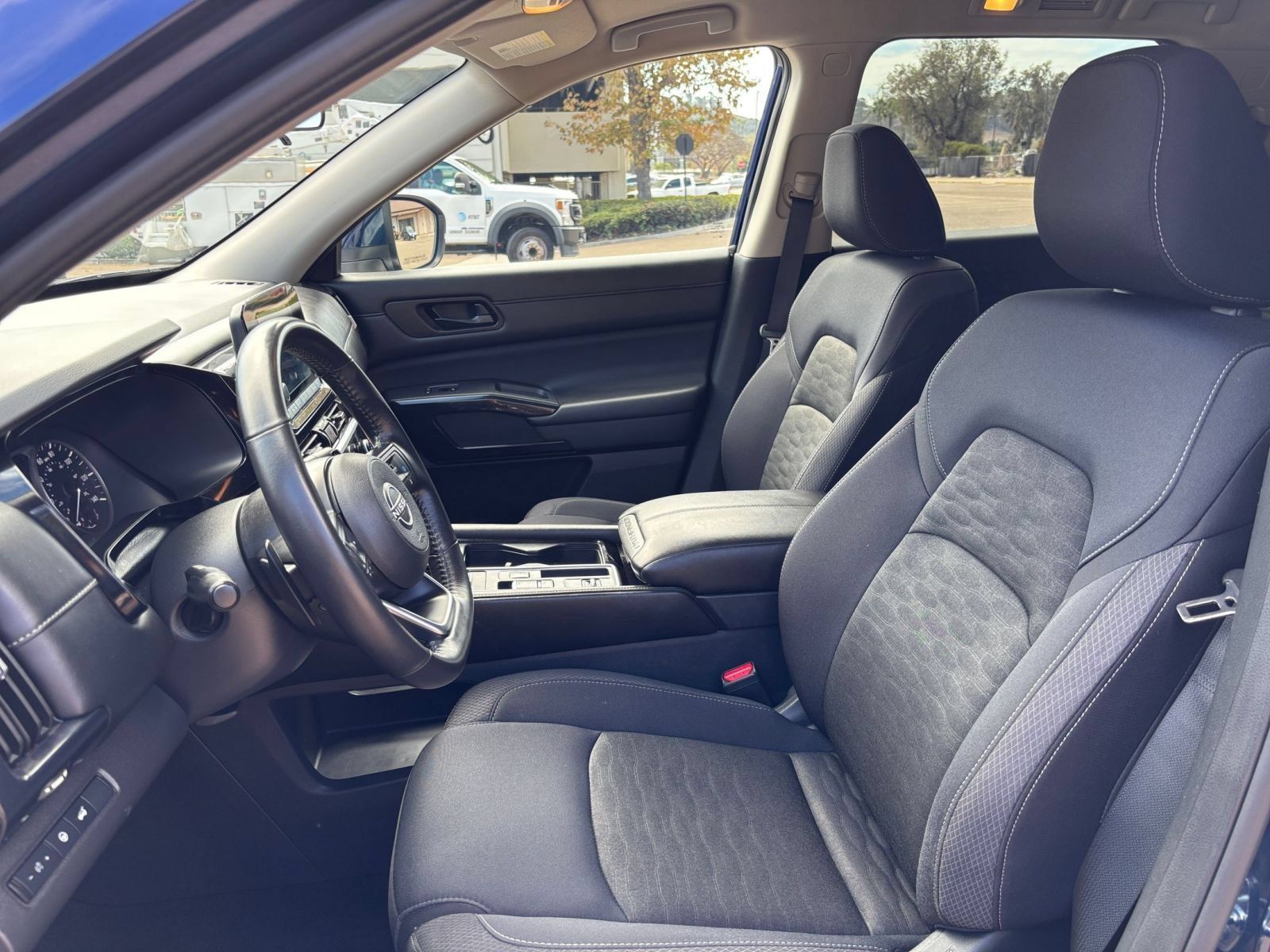 Used 2025 Nissan Pathfinder SV FWD image 28