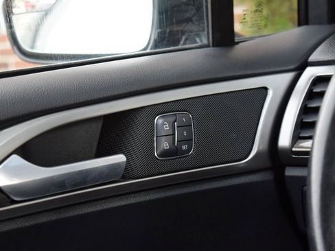 Used 2017 Ford Fusion SE w/ Fusion SE Technology Package FWD image 16