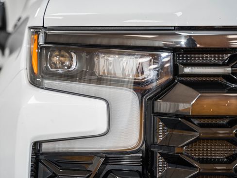 Used 2024 Chevrolet Silverado 1500 ZR2 image 9