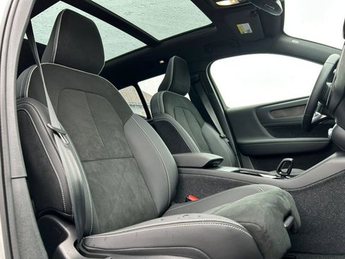 Used 2023 Volvo XC40 Recharge Plus image 37