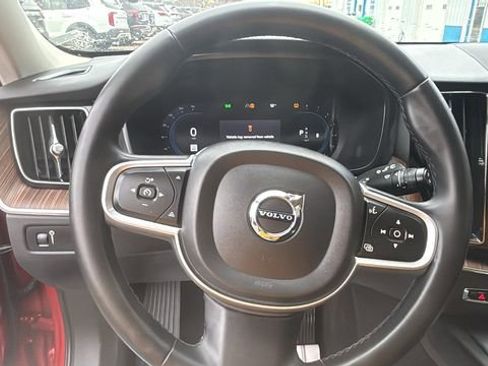 Used 2022 Volvo XC60 B5 Momentum image 20