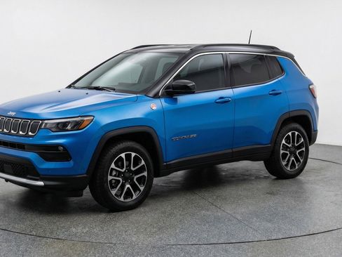 Used 2025 Jeep Compass Trailhawk image 3