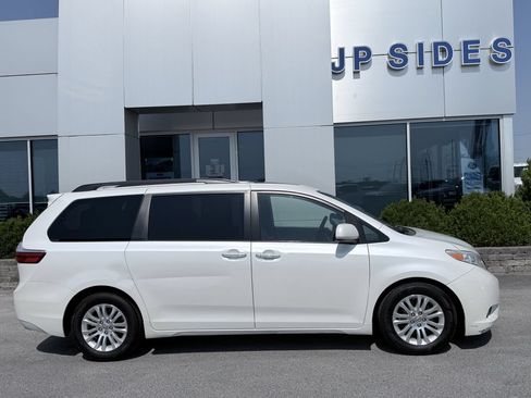 Used 2015 Toyota Sienna XLE w/ XLE Navigation Package FWD image 3