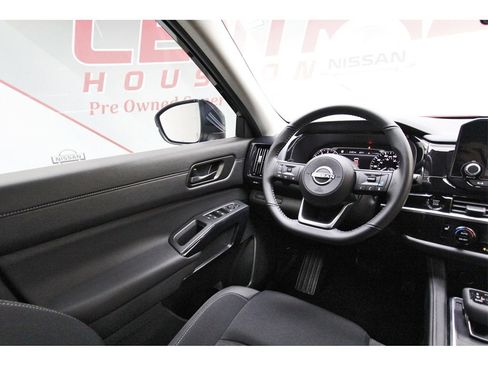 Used 2025 Nissan Pathfinder SV image 6