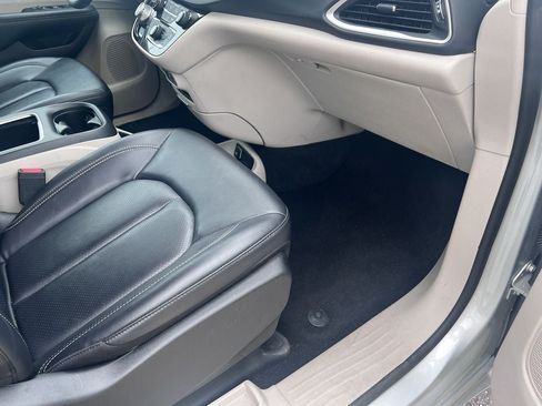 Used 2024 Chrysler Pacifica Touring-L FWD image 19