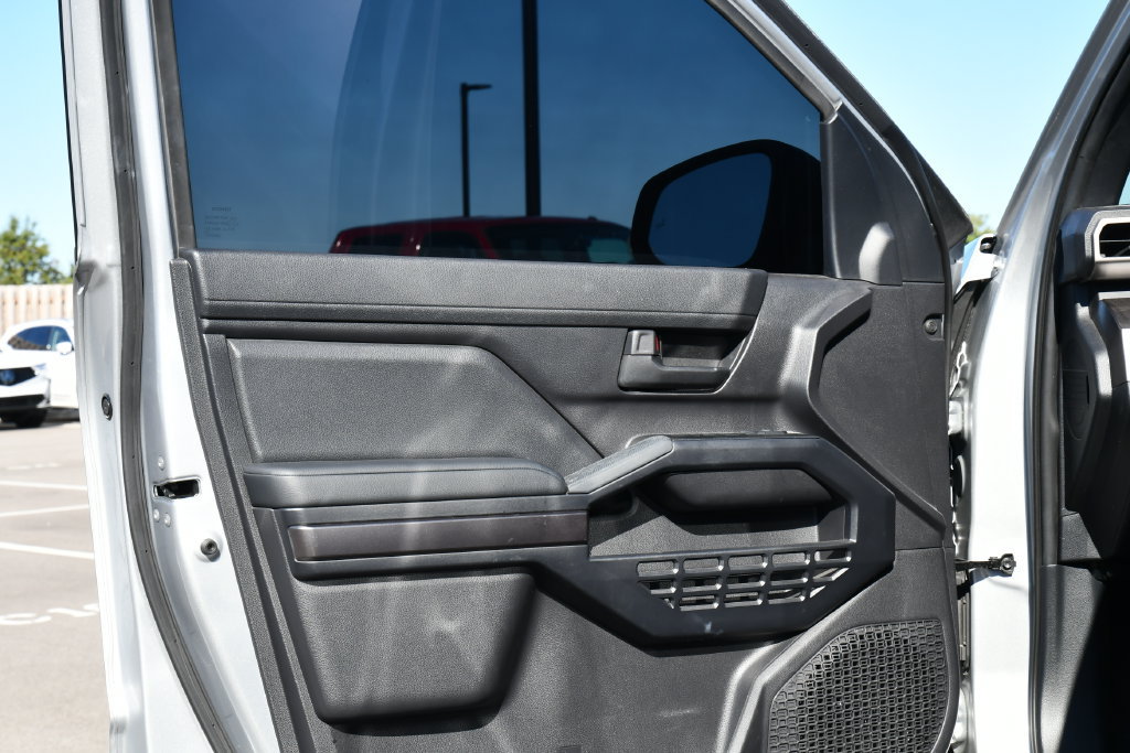 Used 2025 Toyota 4Runner SR5 AWD/4WD image 18