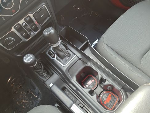 Used 2018 Jeep Wrangler Unlimited Sahara image 21