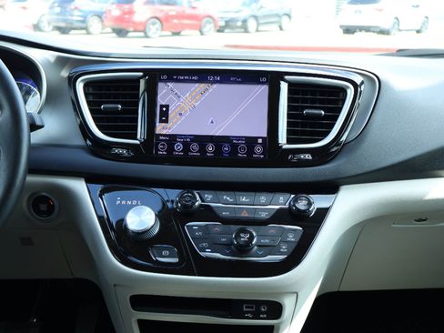 Used 2020 Chrysler Pacifica Touring-L w/ Tire & Wheel Group image 16