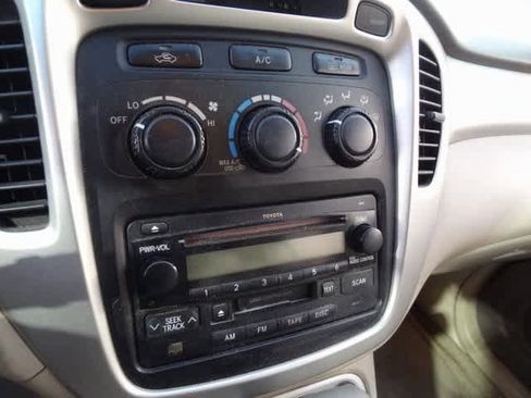 Used 2005 Toyota Highlander 2WD V6 w/ 3rd Row image 9