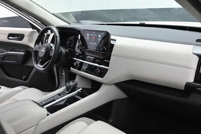 Used 2024 Nissan Pathfinder SL FWD image 28
