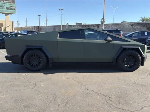 Used 2024 Tesla Cybertruck AWD Crew Cab image 7