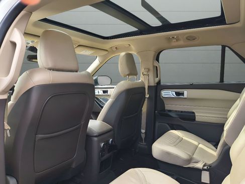 Used 2020 Ford Explorer Platinum w/ Premium Technology Package image 37