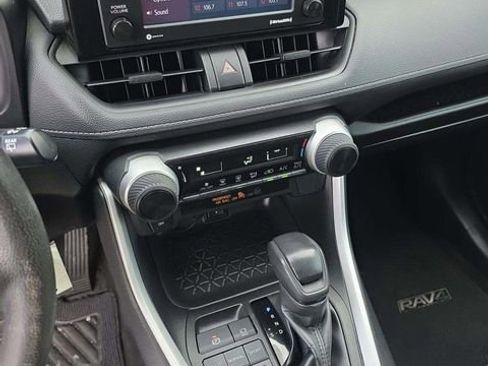 Used 2022 Toyota RAV4 LE image 11