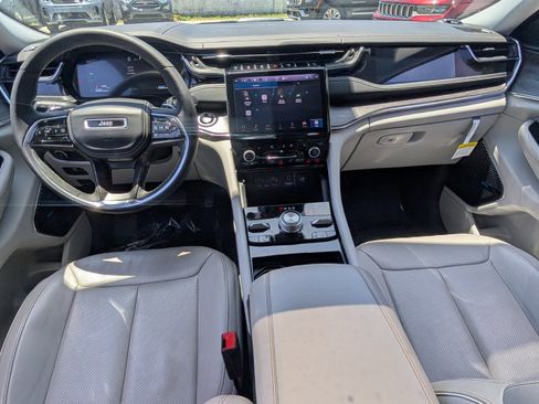 Used 2022 Jeep Grand Cherokee Overland AWD/4WD image 13