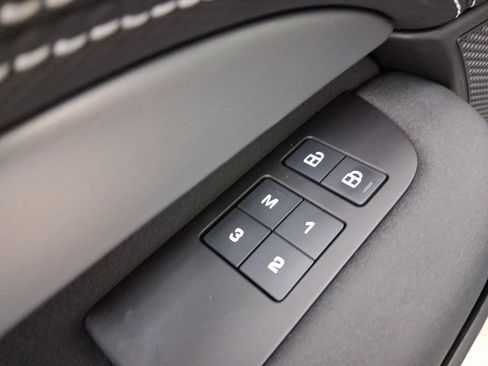 Used 2025 Land Rover Discovery Dynamic SE image 11