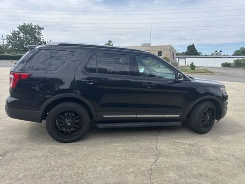 Used 2017 Ford Explorer XLT w/ Equipment Group 202A AWD/4WD image 12