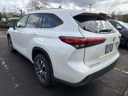 Used 2021 Toyota Highlander XLE image 6