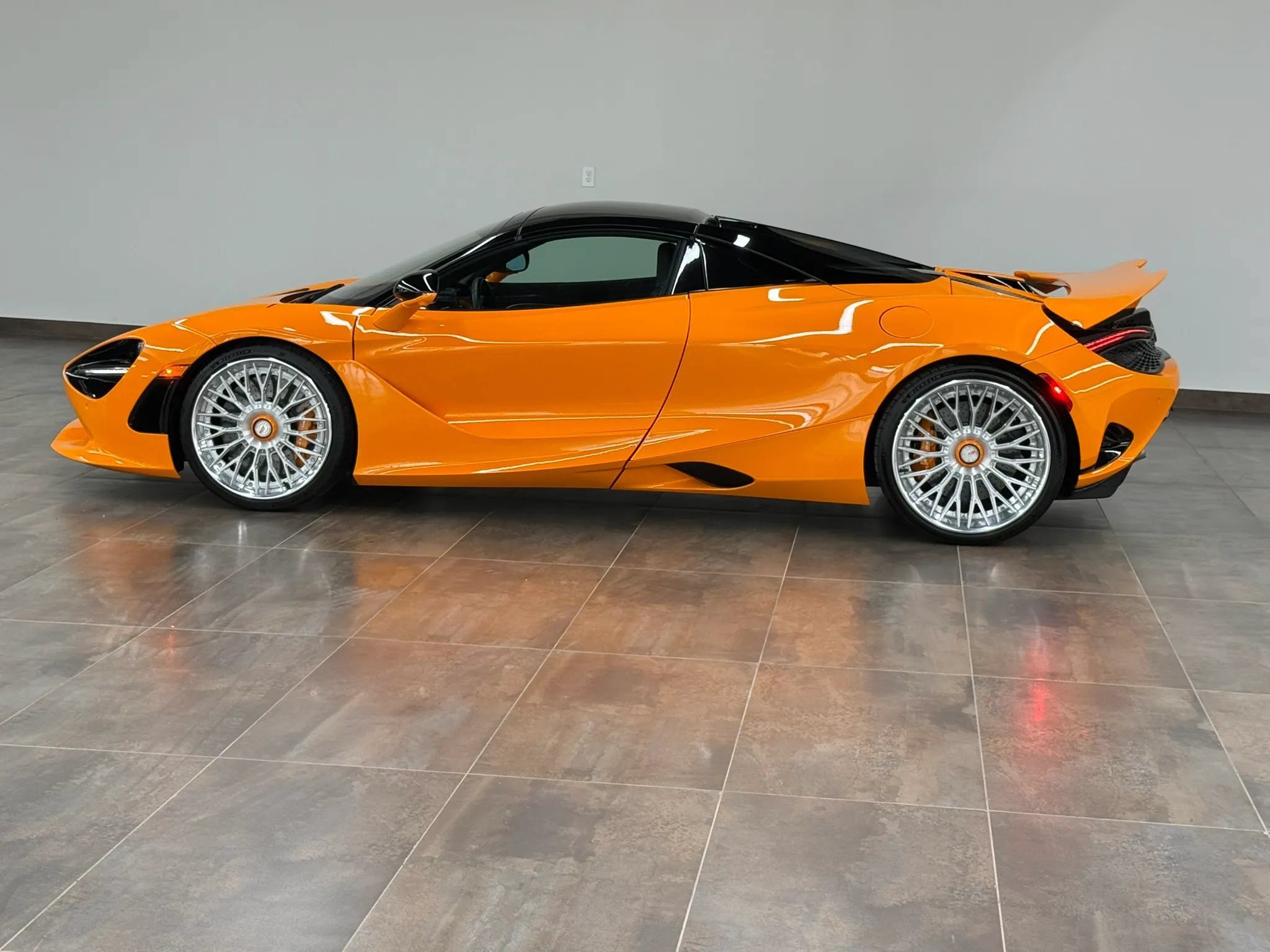 Used 2025 McLaren 750S Spider RWD image 11