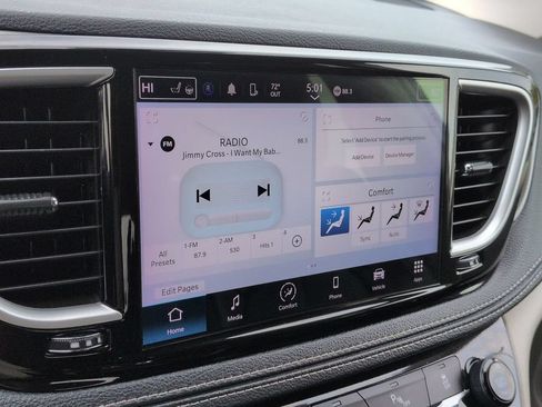 Used 2023 Chrysler Pacifica Touring-L FWD image 18