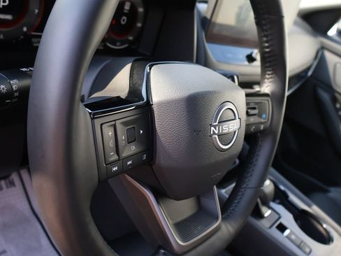 Used 2025 Nissan Rogue SL FWD image 24