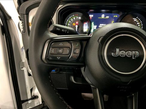 Used 2024 Jeep Wrangler Willys AWD/4WD image 22