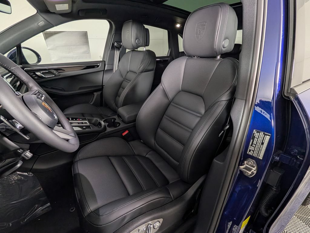 Certified 2026 Porsche Macan AWD/4WD image 5