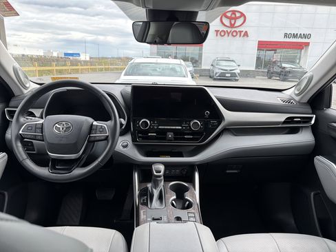 Used 2023 Toyota Highlander Limited AWD/4WD image 10