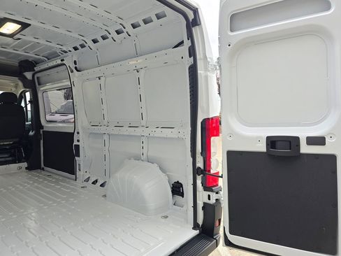 Used 2025 RAM ProMaster 2500 w/ Convenience Group image 12