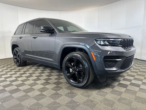 Used 2024 Jeep Grand Cherokee Altitude image 2