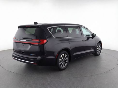 Used 2023 Chrysler Pacifica Touring-L image 9