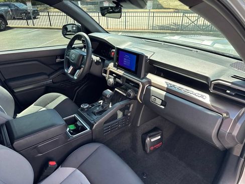 Used 2024 Toyota Tacoma TRD Sport AWD/4WD image 32