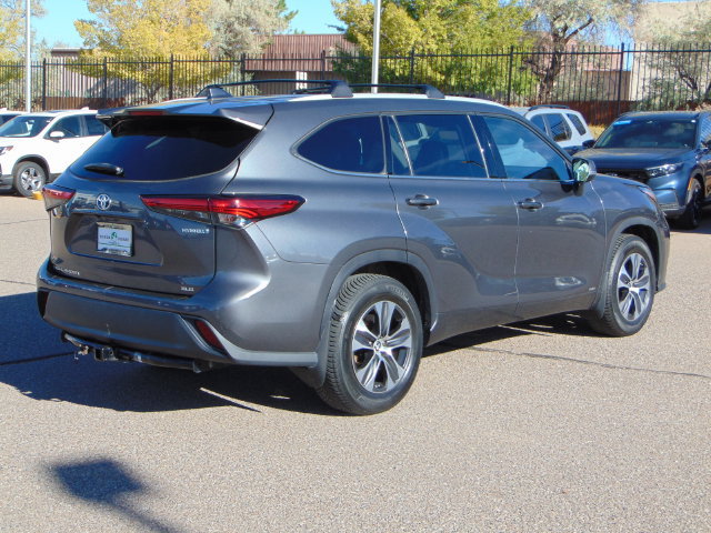 Used 2022 Toyota Highlander XLE AWD/4WD image 4