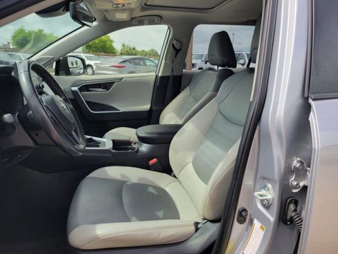 Used 2020 Toyota RAV4 Limited image 23