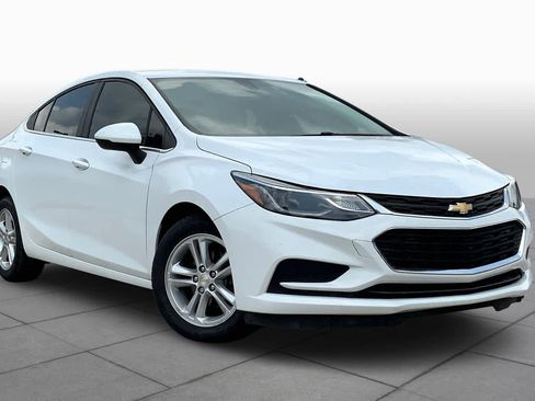 Used 2018 Chevrolet Cruze LT w/ Convenience Package image 2